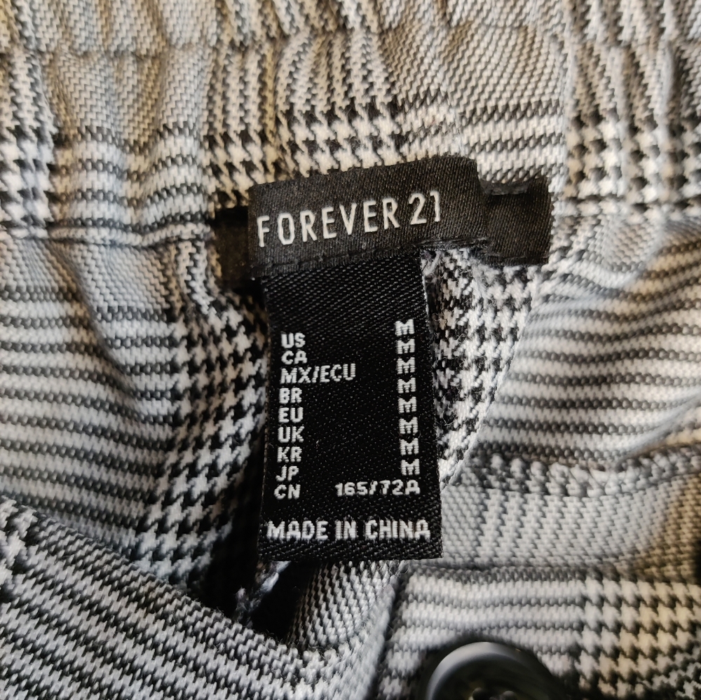 Forever 21 Black & White Plaid Cargo Style Joggers Size Medium - Picture 3 of 3